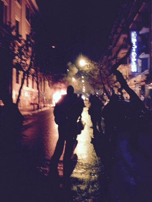 Επεισόδια στα Εξάρχεια: Μολότοφ και καμένα ΙΧ στο Πολυτεχνείο -Αντιεξουσιαστές ταμπουρώθηκαν στο Μετσόβιο [εικόνες] | iefimerida.gr 20