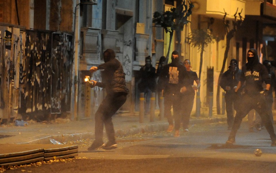 Επεισόδια στα Εξάρχεια: Πετροπόλεμος και μολότοφ μεταξύ αντιεξουσιαστών και ΜΑΤ [εικόνες&βίντεο] | iefimerida.gr 2