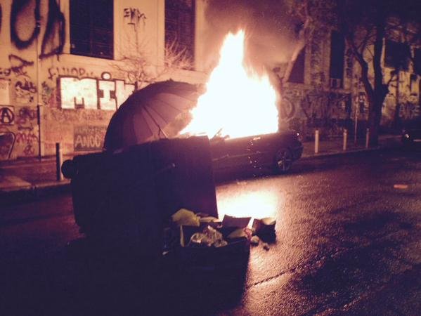 Επεισόδια στα Εξάρχεια: Μολότοφ και καμένα ΙΧ στο Πολυτεχνείο -Αντιεξουσιαστές ταμπουρώθηκαν στο Μετσόβιο [εικόνες] | iefimerida.gr 14