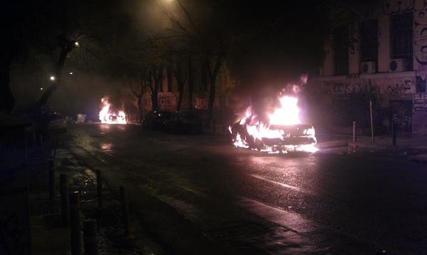 Επεισόδια στα Εξάρχεια: Μολότοφ και καμένα ΙΧ στο Πολυτεχνείο -Αντιεξουσιαστές ταμπουρώθηκαν στο Μετσόβιο [εικόνες] | iefimerida.gr 18