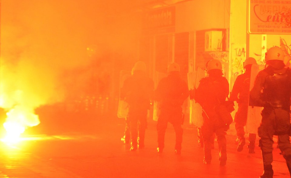 Επεισόδια στα Εξάρχεια: Πετροπόλεμος και μολότοφ μεταξύ αντιεξουσιαστών και ΜΑΤ [εικόνες&βίντεο] | iefimerida.gr 1