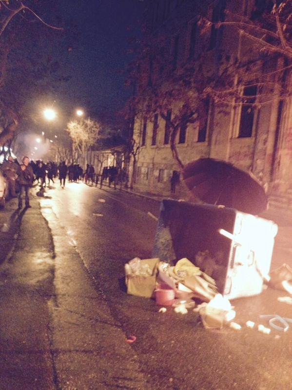 Επεισόδια στα Εξάρχεια: Μολότοφ και καμένα ΙΧ στο Πολυτεχνείο -Αντιεξουσιαστές ταμπουρώθηκαν στο Μετσόβιο [εικόνες] | iefimerida.gr 17