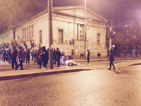 Επεισόδια στα Εξάρχεια: Μολότοφ και καμένα ΙΧ στο Πολυτεχνείο -Αντιεξουσιαστές ταμπουρώθηκαν στο Μετσόβιο [εικόνες] | iefimerida.gr 16