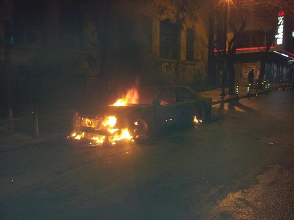 Επεισόδια στα Εξάρχεια: Μολότοφ και καμένα ΙΧ στο Πολυτεχνείο -Αντιεξουσιαστές ταμπουρώθηκαν στο Μετσόβιο [εικόνες] | iefimerida.gr 15