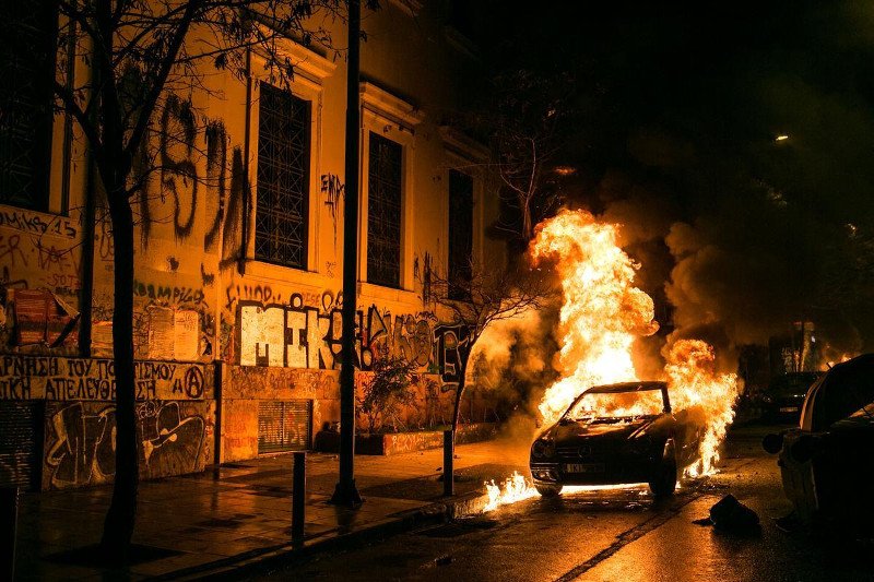 Επεισόδια στα Εξάρχεια: Μολότοφ και καμένα ΙΧ στο Πολυτεχνείο -Αντιεξουσιαστές ταμπουρώθηκαν στο Μετσόβιο [εικόνες] | iefimerida.gr 8