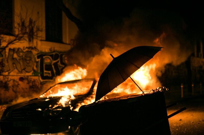 Επεισόδια στα Εξάρχεια: Μολότοφ και καμένα ΙΧ στο Πολυτεχνείο -Αντιεξουσιαστές ταμπουρώθηκαν στο Μετσόβιο [εικόνες] | iefimerida.gr 9