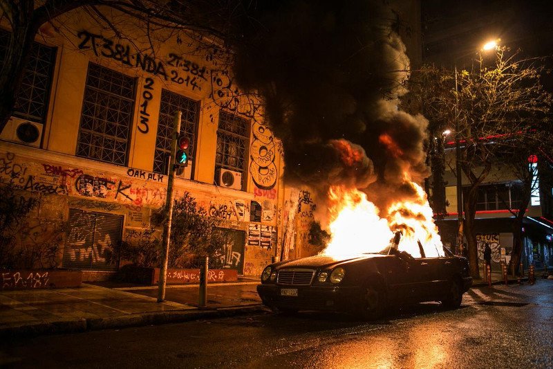 Επεισόδια στα Εξάρχεια: Μολότοφ και καμένα ΙΧ στο Πολυτεχνείο -Αντιεξουσιαστές ταμπουρώθηκαν στο Μετσόβιο [εικόνες] | iefimerida.gr 10