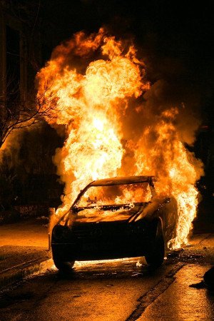 Επεισόδια στα Εξάρχεια: Μολότοφ και καμένα ΙΧ στο Πολυτεχνείο -Αντιεξουσιαστές ταμπουρώθηκαν στο Μετσόβιο [εικόνες] | iefimerida.gr 11