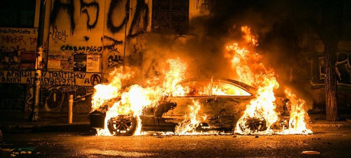 Επεισόδια στα Εξάρχεια: Μολότοφ και καμένα ΙΧ στο Πολυτεχνείο -Αντιεξουσιαστές ταμπουρώθηκαν στο Μετσόβιο [εικόνες] | iefimerida.gr 7