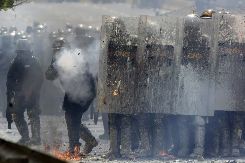 Βενεζουέλα: Νέες ταραχές και δύο νεκροί στις «πορείες των περιττωμάτων» [εικόνες & βίντεο]  | iefimerida.gr 1