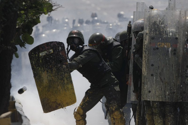 Βενεζουέλα: Νέες ταραχές και δύο νεκροί στις «πορείες των περιττωμάτων» [εικόνες & βίντεο]  | iefimerida.gr 5