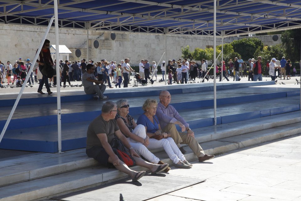 Χρήσιμη τελικά η εξέδρα των επισήμων στο Σύνταγμα -Τουρίστες και πολίτες ξεκουράστηκαν υπό σκιά [εικόνες] | iefimerida.gr 0