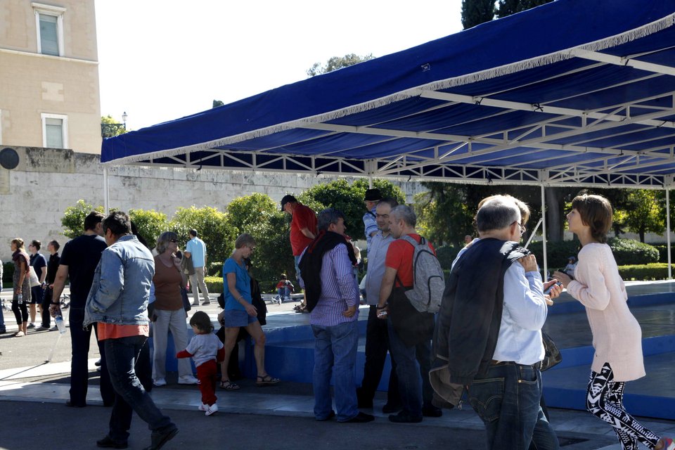 Χρήσιμη τελικά η εξέδρα των επισήμων στο Σύνταγμα -Τουρίστες και πολίτες ξεκουράστηκαν υπό σκιά [εικόνες] | iefimerida.gr 1