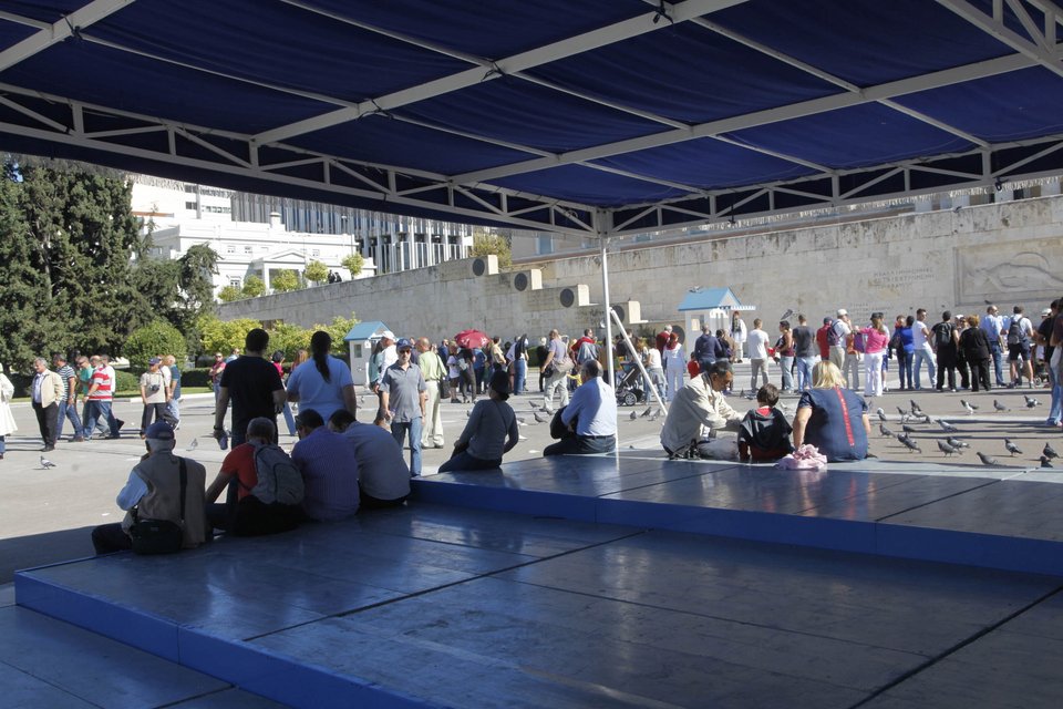 Χρήσιμη τελικά η εξέδρα των επισήμων στο Σύνταγμα -Τουρίστες και πολίτες ξεκουράστηκαν υπό σκιά [εικόνες] | iefimerida.gr 2