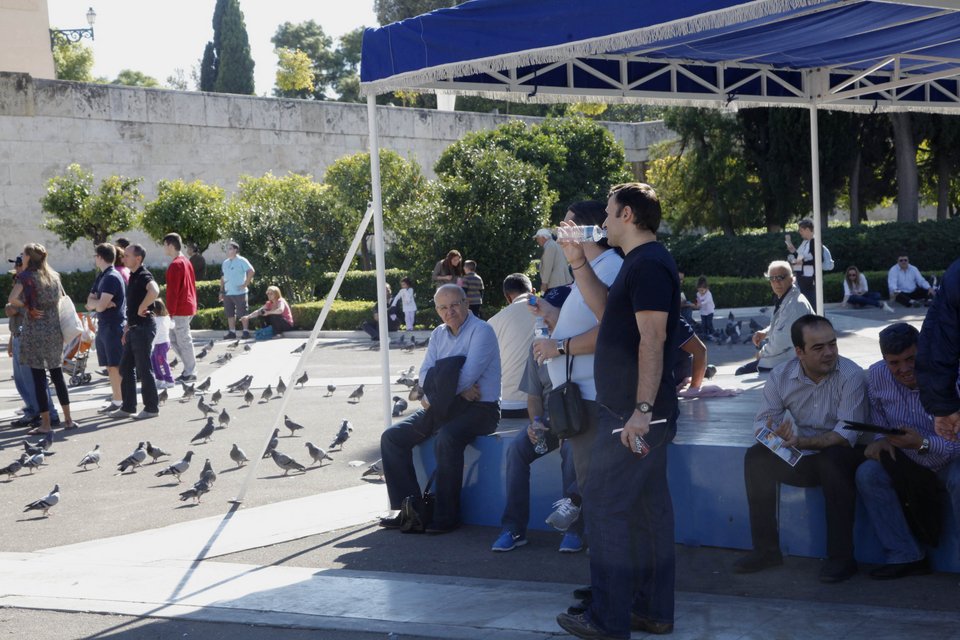 Χρήσιμη τελικά η εξέδρα των επισήμων στο Σύνταγμα -Τουρίστες και πολίτες ξεκουράστηκαν υπό σκιά [εικόνες] | iefimerida.gr 4