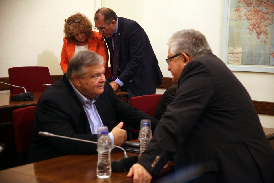 Μύλος στην Επιτροπή Θεσμών για το αίτημα της ΝΔ να κληθούν οι καναλάρχες στη Βουλή -Εξαλλοι Βενιζέλος, Βορίδης με την Τασία | iefimerida.gr 2