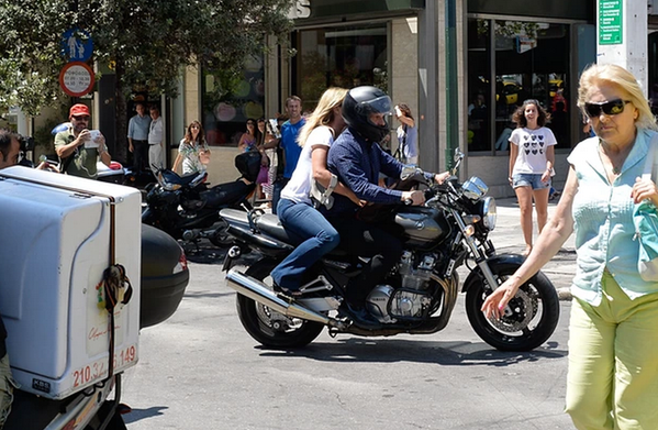 Η ροκ έξοδος Βαρουφάκη-Δανάης από το ΥΠΟΙΚ -Φλας, μικρόφωνα και... τα «μούτρα»της Στράτου [εικόνες] | iefimerida.gr 1