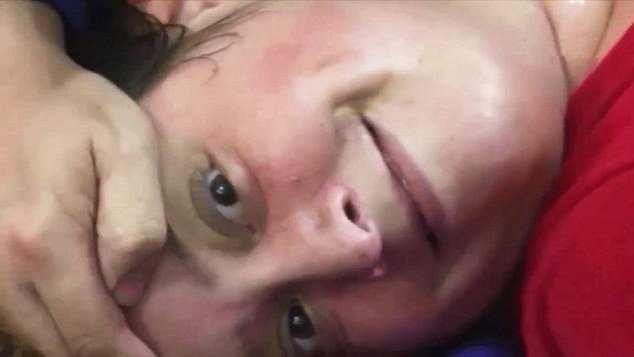 «Φύγε δαίμονα» -Ουρλιαχτά, πόνος και σκηνικό ταινίας τρόμου κατά τη διάρκεια εξορκισμού στην Αργεντινή [εικόνες & βίντεο] | iefimerida.gr 1