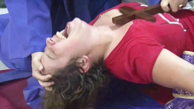 «Φύγε δαίμονα» -Ουρλιαχτά, πόνος και σκηνικό ταινίας τρόμου κατά τη διάρκεια εξορκισμού στην Αργεντινή [εικόνες & βίντεο] | iefimerida.gr 0