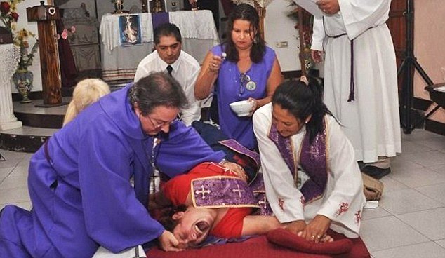 «Φύγε δαίμονα» -Ουρλιαχτά, πόνος και σκηνικό ταινίας τρόμου κατά τη διάρκεια εξορκισμού στην Αργεντινή [εικόνες & βίντεο] | iefimerida.gr 3