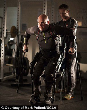 Ρομποτικός εξωσκελετός επιτρέπει σε τελείως παράλυτο άνδρα να περπατήσει [εικόνες] | iefimerida.gr 1