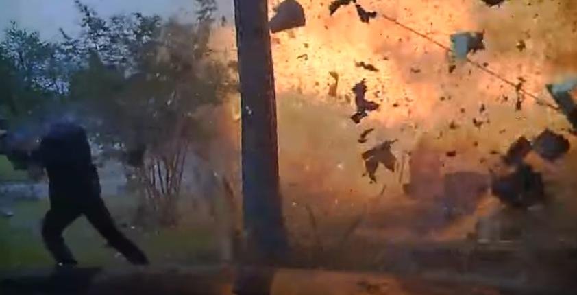 Τρομακτική έκρηξη: Σπίτι στο Τέξας τινάχθηκε στον αέρα όταν έπεσε αυτοκίνητο πάνω στη γραμμή φυσικού αερίου [βίντεο]  | iefimerida.gr 0