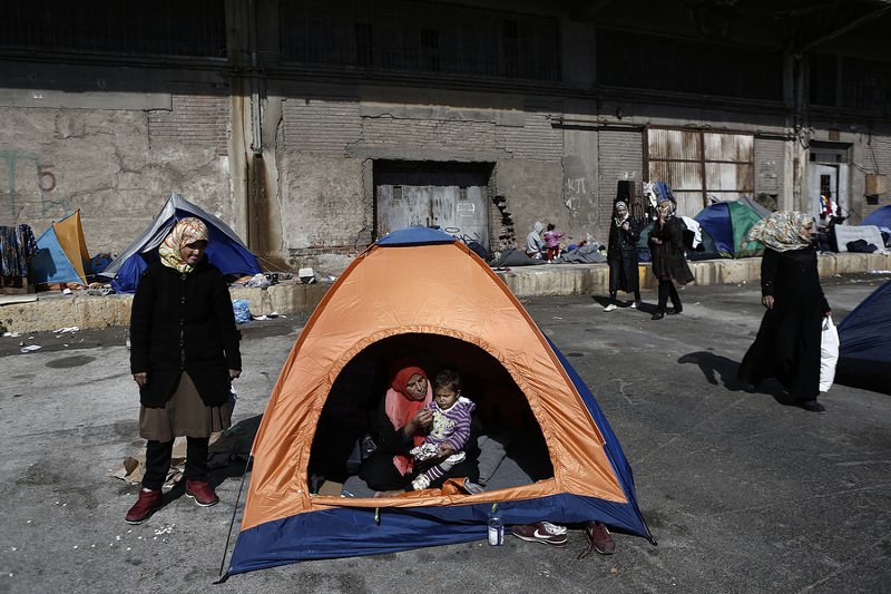 Γέμισε ο ΟΛΠ πρόσφυγες και μετανάστες: Πάνω από 3.000 άτομα στις εγκαταστάσεις στο λιμάνι [εικόνες] | iefimerida.gr 3