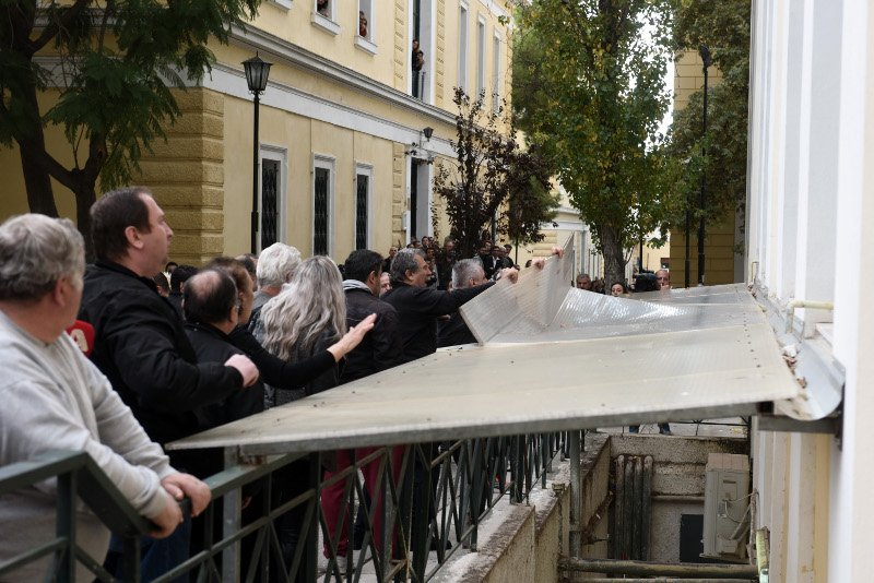 ΜΑΤ στην Ευελπίδων -Οι συγγενείς της Δώρας προσπάθησαν να εισβάλουν στο διαστήριο [εικόνες & βίντεο] | iefimerida.gr 10