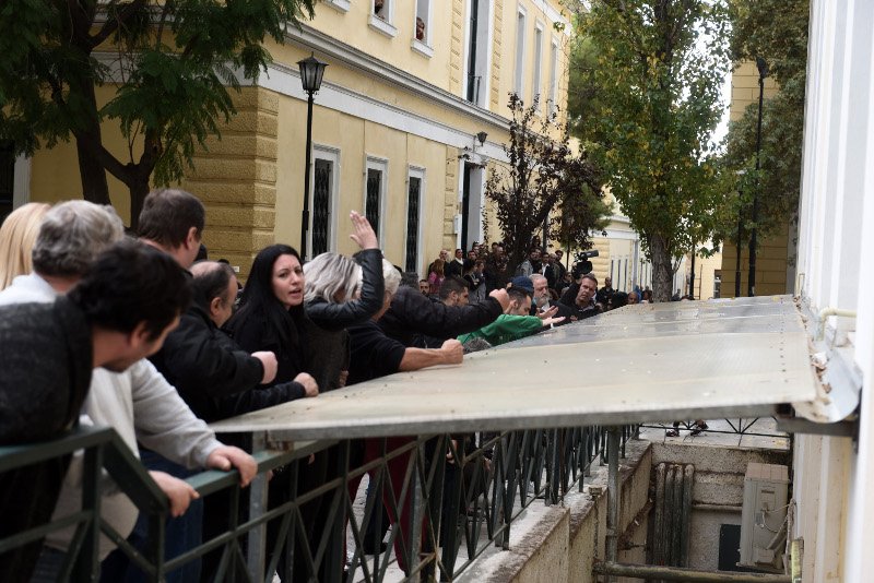 ΜΑΤ στην Ευελπίδων -Οι συγγενείς της Δώρας προσπάθησαν να εισβάλουν στο διαστήριο [εικόνες & βίντεο] | iefimerida.gr 9