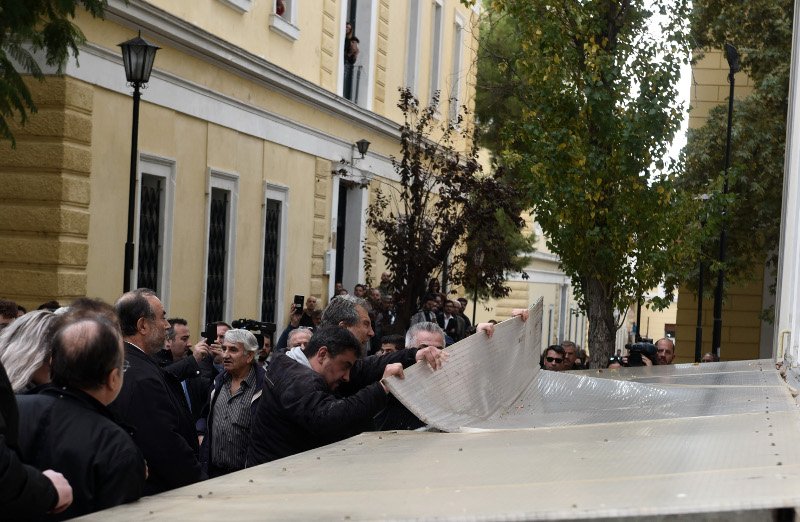 ΜΑΤ στην Ευελπίδων -Οι συγγενείς της Δώρας προσπάθησαν να εισβάλουν στο διαστήριο [εικόνες & βίντεο] | iefimerida.gr 11