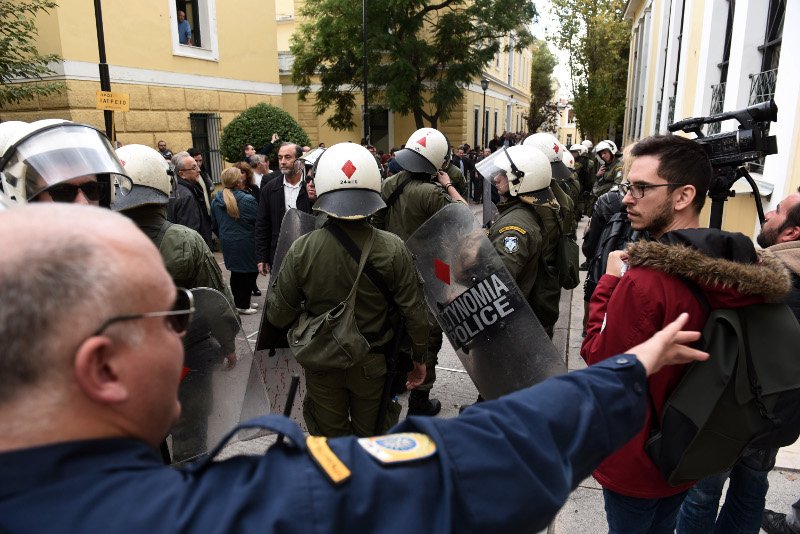 ΜΑΤ στην Ευελπίδων -Οι συγγενείς της Δώρας προσπάθησαν να εισβάλουν στο διαστήριο [εικόνες & βίντεο] | iefimerida.gr 12