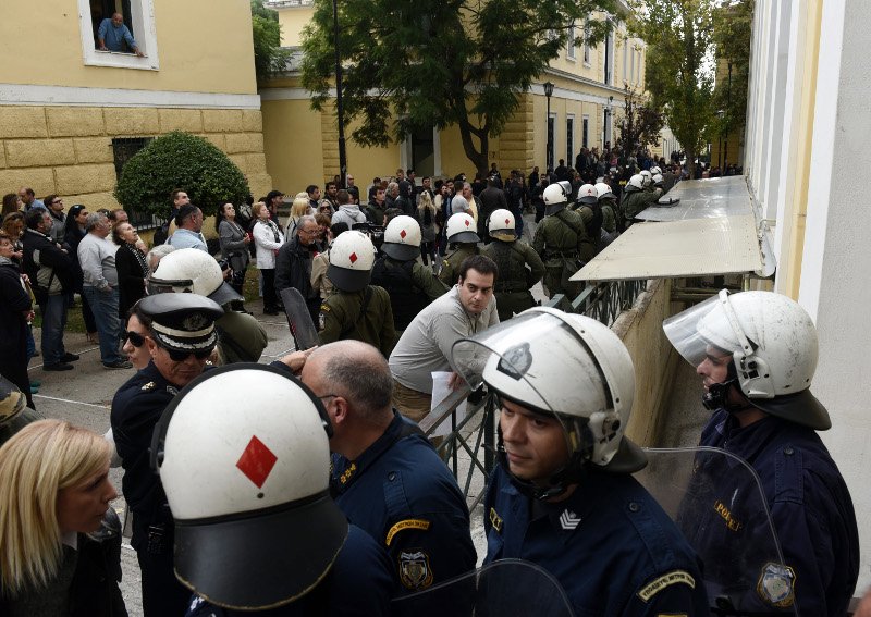 ΜΑΤ στην Ευελπίδων -Οι συγγενείς της Δώρας προσπάθησαν να εισβάλουν στο διαστήριο [εικόνες & βίντεο] | iefimerida.gr 13