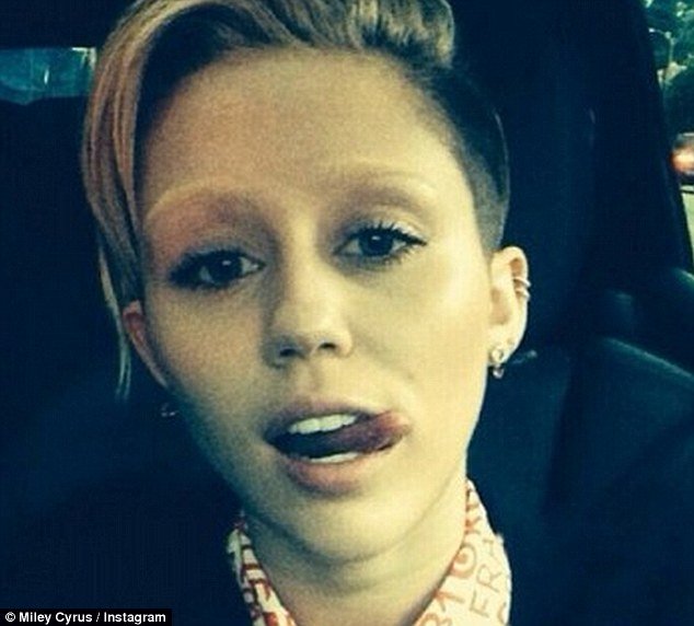 Οι τρίχες είναι ντεμοντέ -Από την Μάιλι Σάιρους στην Κέιτι Πέρι, η νέα τάση της μόδας θέλει αόρατα φρύδια [εικόνες] | iefimerida.gr 0