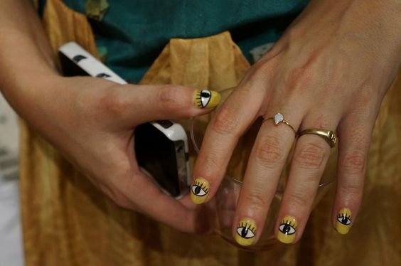 Η νέα τάση στο μανικιούρ διεθνώς έχει ελληνικό άρωμα -Εχει να κάνει με το... κακό μάτι [εικόνες] | iefimerida.gr 9