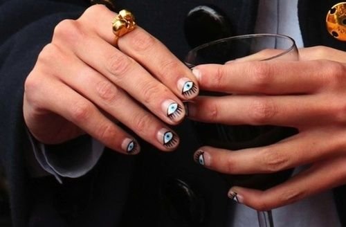Η νέα τάση στο μανικιούρ διεθνώς έχει ελληνικό άρωμα -Εχει να κάνει με το... κακό μάτι [εικόνες] | iefimerida.gr 10