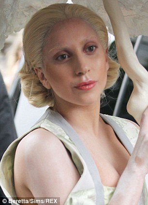 Οι τρίχες είναι ντεμοντέ -Από την Μάιλι Σάιρους στην Κέιτι Πέρι, η νέα τάση της μόδας θέλει αόρατα φρύδια [εικόνες] | iefimerida.gr 1