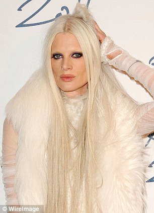 Οι τρίχες είναι ντεμοντέ -Από την Μάιλι Σάιρους στην Κέιτι Πέρι, η νέα τάση της μόδας θέλει αόρατα φρύδια [εικόνες] | iefimerida.gr 2