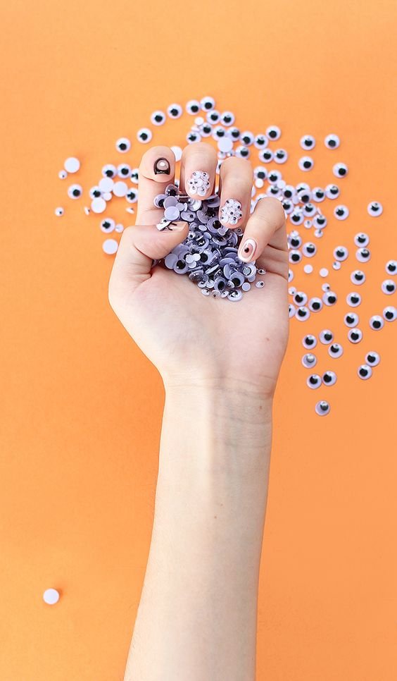 Η νέα τάση στο μανικιούρ διεθνώς έχει ελληνικό άρωμα -Εχει να κάνει με το... κακό μάτι [εικόνες] | iefimerida.gr 6