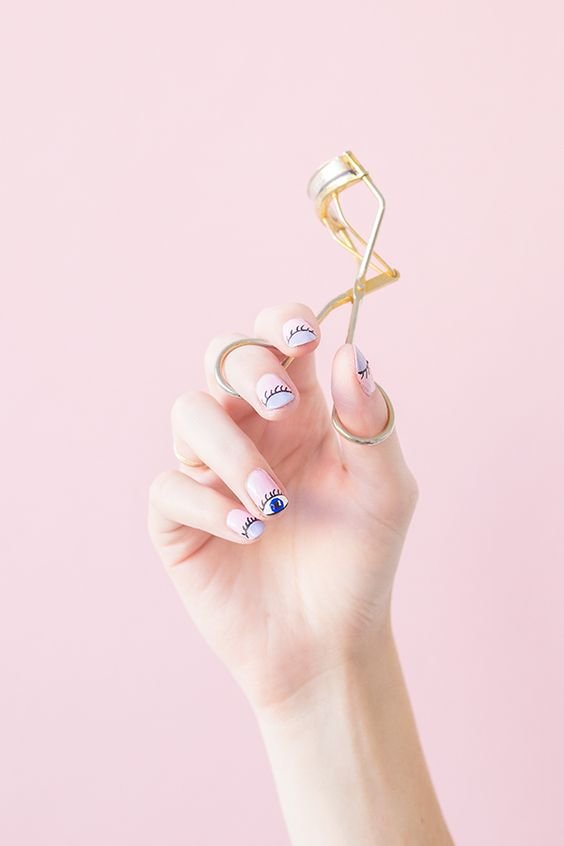 Η νέα τάση στο μανικιούρ διεθνώς έχει ελληνικό άρωμα -Εχει να κάνει με το... κακό μάτι [εικόνες] | iefimerida.gr 7