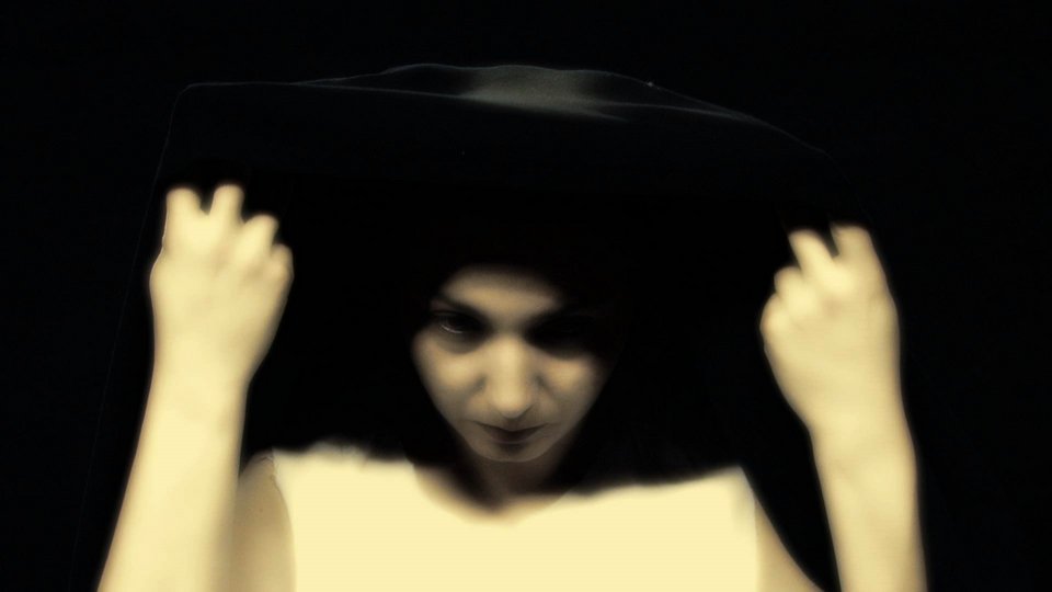 Τυφλόμυγα – Μια παράξενη παράσταση που εκτυλίσσεται στο απόλυτο σκοτάδι, κυριολεκτικά [εικόνες] | iefimerida.gr 0