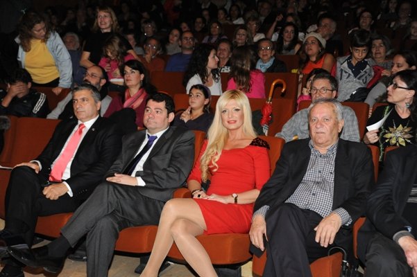 Η σύζυγος Πατούλη με ένα κατακόκκινο φόρεμα άναψε το Χριστουγεννιάτικο Δέντρο στο δήμο Λυκόβρυσης-Πεύκης [εικόνες] | iefimerida.gr 7