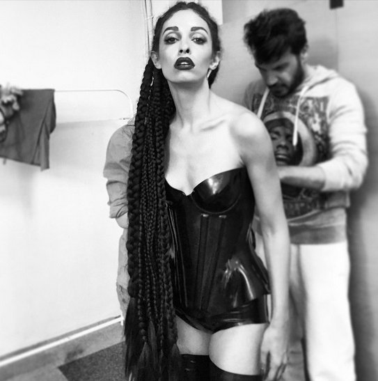 Ζαρτιέρες και δερμάτινα – Η εκρηκτική εμφάνιση της Φουρέιρα στο Madwalk [εικόνες & βίντεο] | iefimerida.gr 0