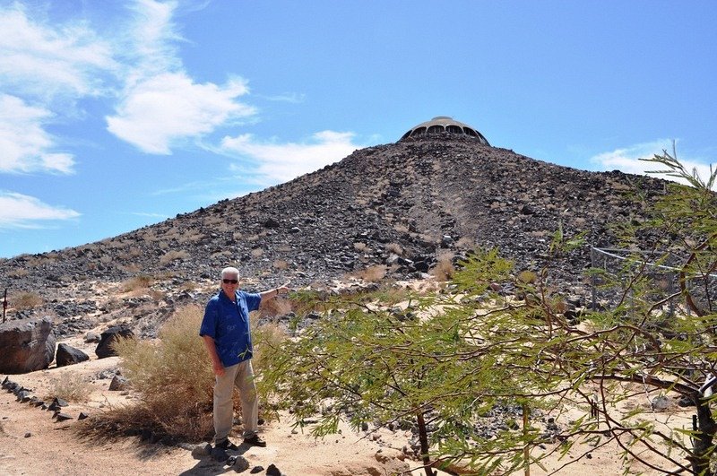 Θαρραλέο: Εχτισαν σπίτι στην κορυφή ηφαιστείου - Πάνω από τον κρατήρα [εικόνες] | iefimerida.gr 0