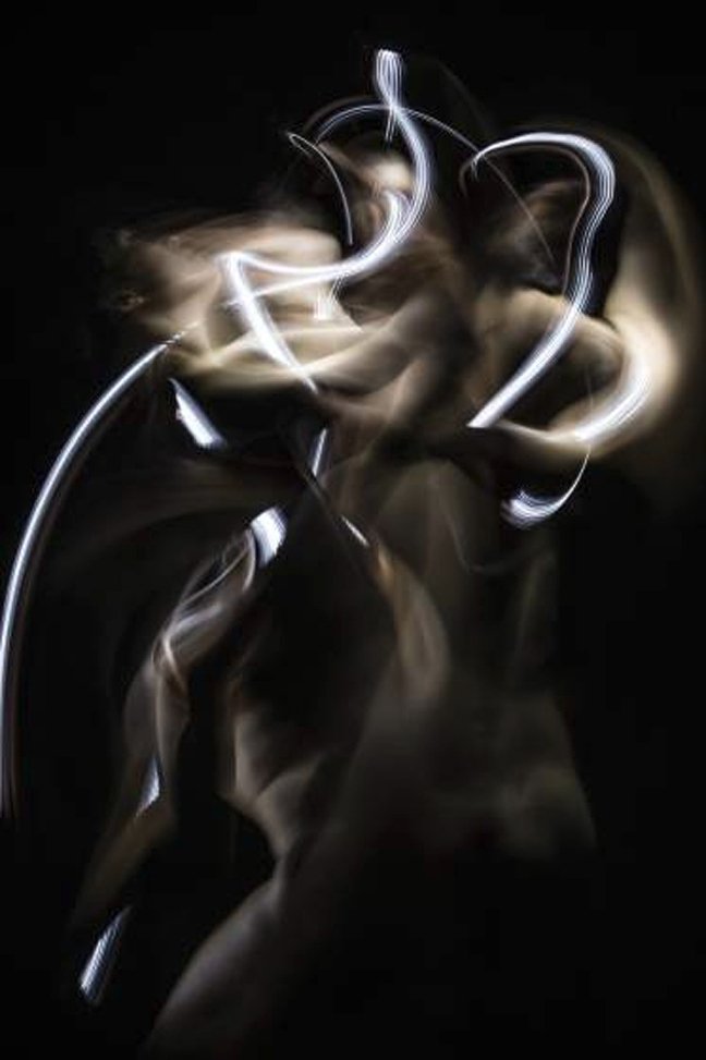 Χορός μέσα στο σκοτάδι – Ο μαγευτικός συνδυασμός κίνησης και φωτός [εικόνες]  | iefimerida.gr 0