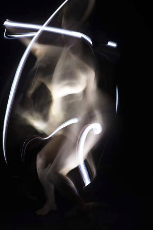 Χορός μέσα στο σκοτάδι – Ο μαγευτικός συνδυασμός κίνησης και φωτός [εικόνες]  | iefimerida.gr 1