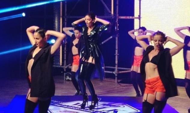 Ζαρτιέρες και δερμάτινα – Η εκρηκτική εμφάνιση της Φουρέιρα στο Madwalk [εικόνες & βίντεο] | iefimerida.gr 1