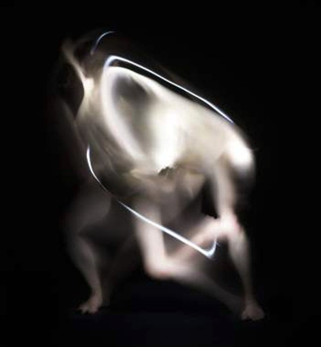 Χορός μέσα στο σκοτάδι – Ο μαγευτικός συνδυασμός κίνησης και φωτός [εικόνες]  | iefimerida.gr 2