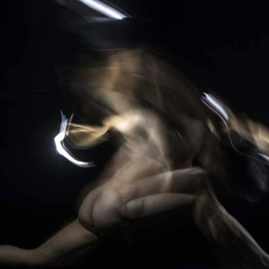 Χορός μέσα στο σκοτάδι – Ο μαγευτικός συνδυασμός κίνησης και φωτός [εικόνες]  | iefimerida.gr 4