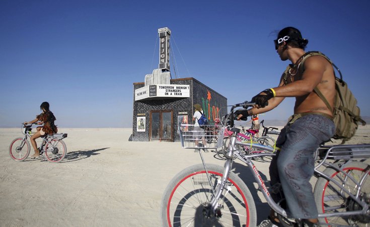 Σεξ, ναρκωτικά και κοστούμια – Ενα πάρτι οργίων στην μέση της ερήμου [εικόνες]  | iefimerida.gr 0