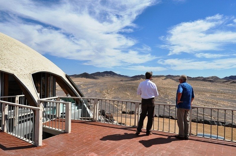 Θαρραλέο: Εχτισαν σπίτι στην κορυφή ηφαιστείου - Πάνω από τον κρατήρα [εικόνες] | iefimerida.gr 4